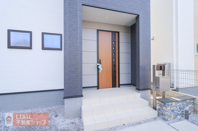 【エントランス／現地完成写真】ゆったりとした玄関。屋根付きのポーチを採用して、雨の日に配慮しています。近くに宅配ボックスを設置することで、より便利になります。