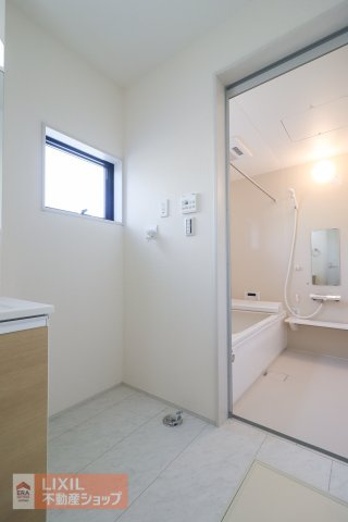 【脱衣場／現地完成写真】浴室の前にございます脱衣場は、ゆったりとしています。脱衣場への目線対策として天井にロールスクリーンを設置するご提案もいたします。