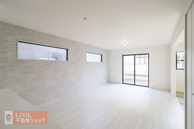 【リビング／現地完成写真】明るい日差しの入る18帖のリビングは家族団らんの場所にはピッタリ。リビングのどこにいてもキッチンのご家族と会話可能。隣接した4帖の和室と一体的に利用すれば、より広々！