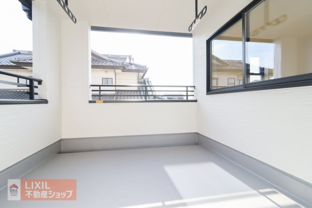 【バルコニー／現地完成写真】南向きのバルコニーで日当たり良好です。インナーバルコニーですので、上に外天井がついています。雨の日などのお洗濯も安心です。