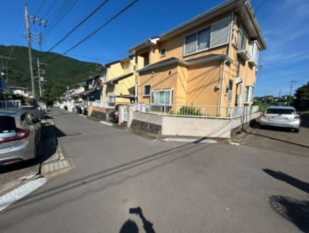 東側道路の場合は居室を南向きに設計しやすいため、朝日が入りやすいというメリットがあります。一方、西側道路も東側同様に居室を南向きに設計しやすいのですが、住宅地だと朝日が入りにくいという弱点があります。