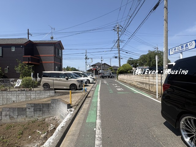 現地周辺の街並み写真。整った住宅街が広がり、住環境の良さが魅力です。