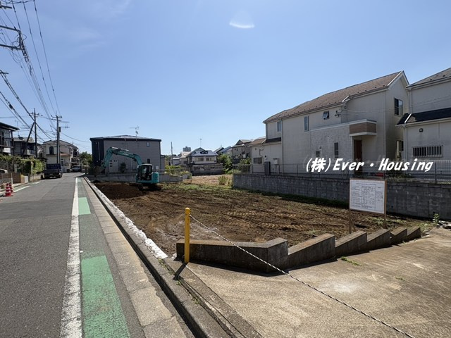 道路から見た現地写真。前面道路は約5.0mあり、お車の出し入れもスムーズです。