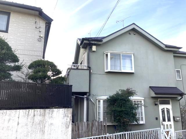 バルコニーは、室外の専用スペースのうち、「屋根がなく開放された空間」であるものを指します。ベランダより広いタイプのものが多く、日当たりもよいため家庭菜園などを楽しみたい人にとって適した環境となります。