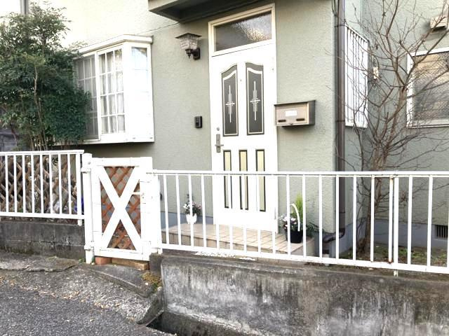 玄関は家の顔でもあり、家族以外の目にも止まる場所です。玄関は外との間を仕切る扉、靴などをしまっておく収納スペース、靴脱ぎのたたきスペース、来客とのやり取りをするドアホンなど複数のアイテムからなります。