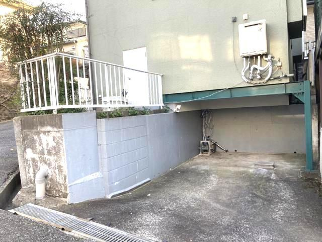 建物の基礎工事の方法は、主流となっているベタ基礎（防湿基礎）と布基礎の2種類に分類され、床下の通気性や耐久性などに違いがあります。建物の基礎部分の構造や付帯設備など詳細については現地でご確認ください。