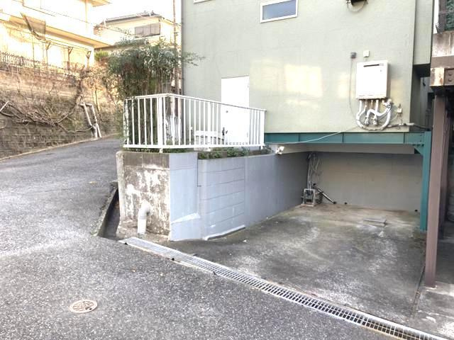 隣家の土地はどうなっているのか、生活利便施設が近くにあるのか、学校まで近いかなど、お客様のライフスタイルにあわせたイメージが重要です。また、近くにあると困る施設が近くにないかも確認するといいでしょう。