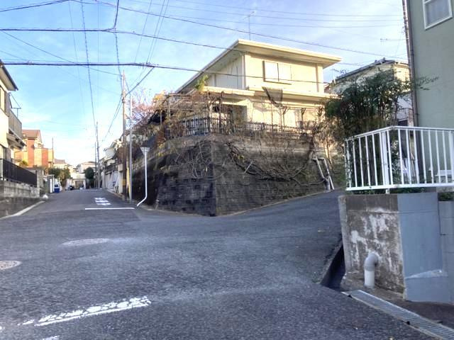 南側道路の場合は長い時間光を入れ込むことができるため、庭やリビングを道路側に持ってくることが多く土地価格も高い傾向にあります。一方北側道路だとリビングや庭が南側になりプライバシーを守ることができます。