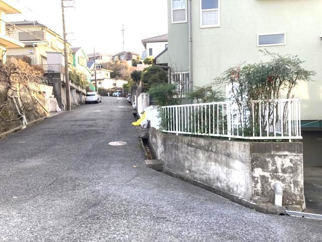 東側道路の場合は居室を南向きに設計しやすいため、朝日が入りやすいというメリットがあります。一方、西側道路も東側同様に居室を南向きに設計しやすいのですが、住宅地だと朝日が入りにくいという弱点があります。