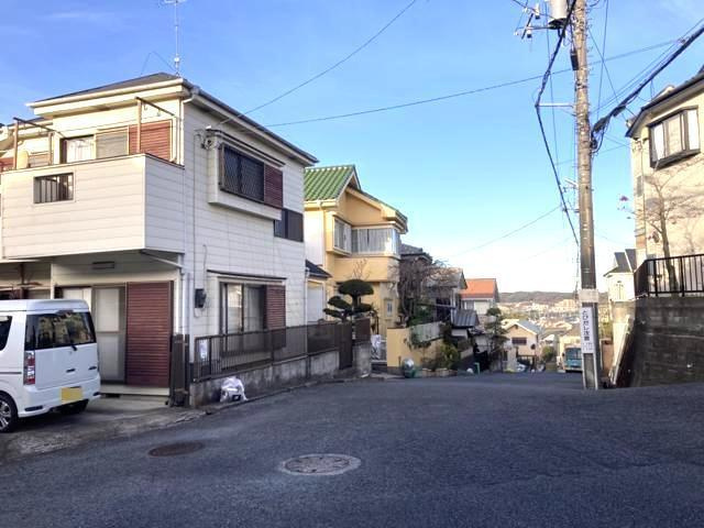 土地の地勢が高台の場合、景色を綺麗にみることができ、景色にこだわってお家探ししている方におすすめです！また平坦地よりも風通しがいいというメリットがあります。デメリットもあるので是非現地でご確認下さい。