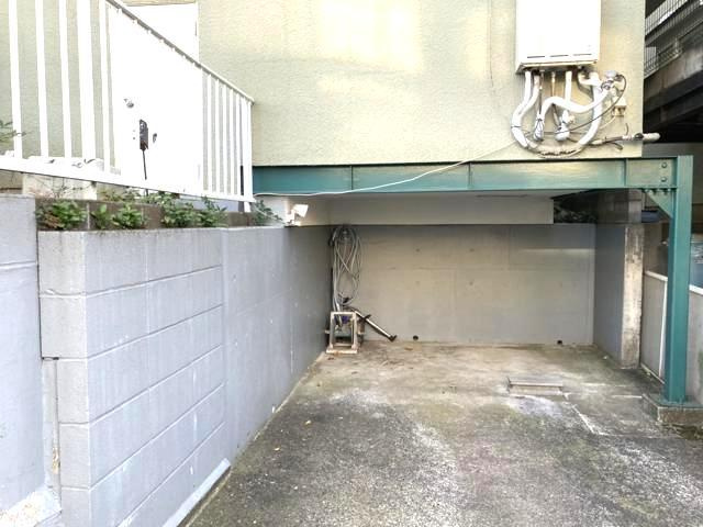 車一台あたりに必要なスペースは、標準サイズの普通自動車で横幅2m50cm、長さ5mは必要になります。ただし、乗降のことも考慮して横幅3m30cm、長さ5m50cmほどは確保できるところを選びましょう。