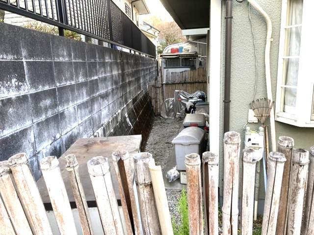 庭のある家に住むことのメリットとして、子どもたちの遊び場を確保できること、ガーデニングや家庭菜園を楽しめること、明るさを確保できることがあります。また、配置を工夫することでプライバシーが確保できます。