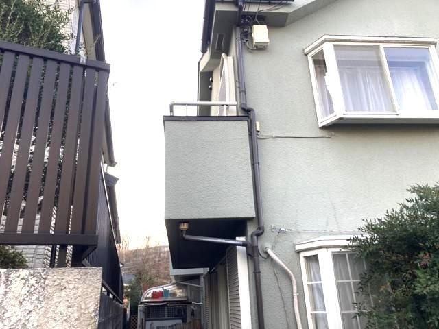 バルコニーは、建物内から室外へ楽に出入りできる便利なスペースです。また、バルコニーには手すりを付けることが義務付けられており、手すりの高さは110cm以上で施工することが建築基準法で定められています。