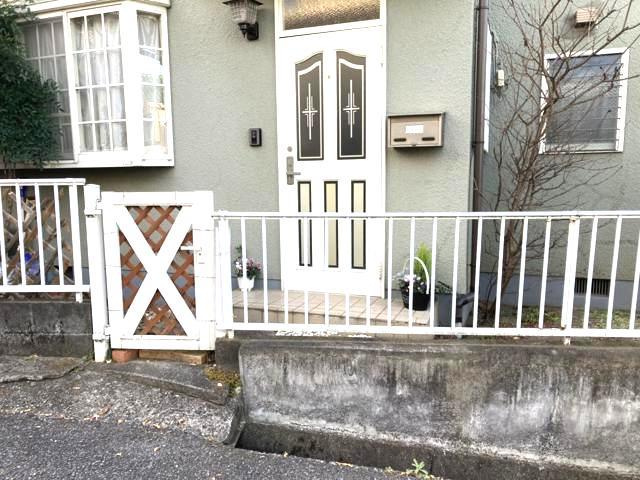 玄関は家の顔と言っても過言ではありません。現地を見学する際は玄関の広さや全体のバランスなどを見てみるといいでしょう。一般的なアプローチのしやすさだけではなく、お年寄りにも優しい設計のものだと安心です。