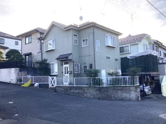 住宅用の土地では前面道路に2m以上接していなければならないと法律で定められています。しかし、お持ちの車のサイズやライフスタイルなどにより、2mでは利便が悪い場合もございますので、事前に確認しましょう。