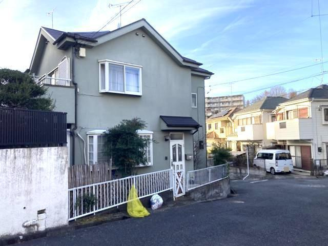 道幅が広い場所は日当たりや風通が良好です。幅が広いのですれ違いも可能ですし大きな車でも駐車可能！一方で、大型車が通ることも多くなるため交通量の増加により騒音に繋がります。また土地の値段が高くなります。