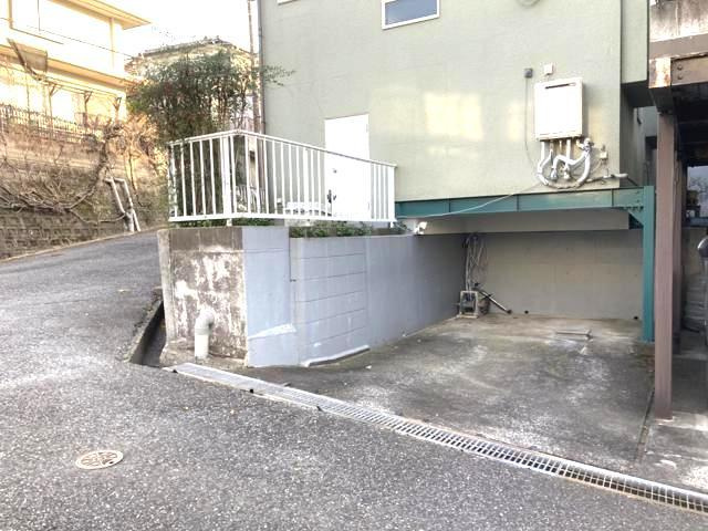 駐車場と明記されていても、最小スペースでつくられた駐車場だと大型車は駐車できなかったり、出入りしにくくなったりする可能性があります。お車のサイズと購入したい物件の駐車場のサイズを現地で確認しましょう。