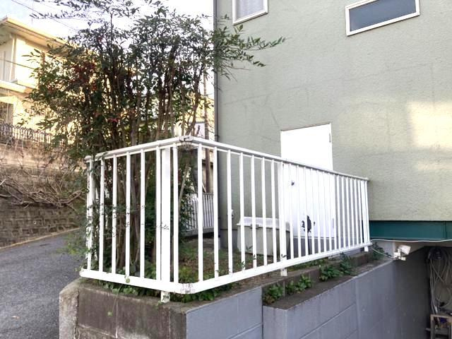 庭があることでガーデニングや家庭菜園はもちろん、こどもの遊び場やペットを放して遊ぶことができます。また、家の周囲に余裕があるということです。隣地との間があれば、十分な日当たりと、風通しが確保できます。