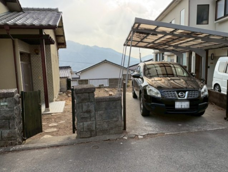 カーポート付きの駐車スペースを確保しています。大切なお車を雨や直射日光から守ります。敷地内に駐車できるため、荷物の出し入れもスムーズです。前面道路との高低差も少なく、日々の車の出入りも安心です。