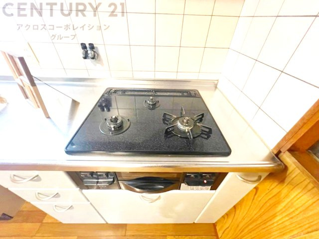 多数の調理器具を同時に使用でき、料理の効率化が可能。省エネで節約になり、様々な料理スタイルに適応できます。また、火力調整が独立しており、手入れや掃除もしやすく、今よりもっとお料理が楽しくなるかも。