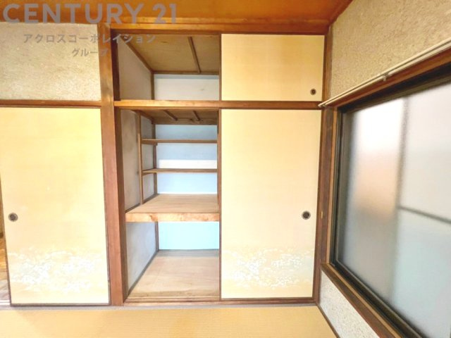 押入れは季節の衣類、寝具などを収納できます。伝統的な美しさと実用性が融合し、収納物を保護する調湿・換気効果があります。使い方によっては書類や小物なども効果的に整理でき空間を有効活用できます。