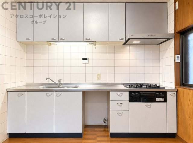 収納力のある吊戸棚を備えた、使い勝手の良いキッチン。調理スペースもしっかり確保され、毎日のお料理も快適♪明るく清潔感のある空間で、家事も気持ちよくこなせます。