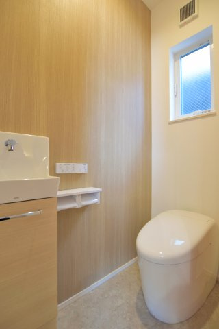 木目のクロスが特徴的なトイレ空間です。