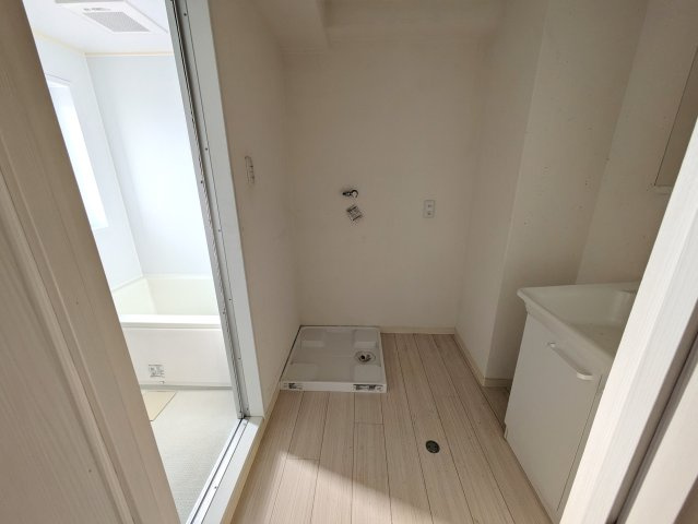 ゆとりの洗面スペースで朝の身支度も快適スムーズに。鏡の裏にはたっぷりと収納スペースを標準装備！