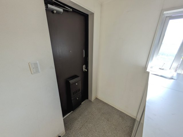 小学校・中学校が近く、子育て環境良好な立地。小さなお子様がいる方には、安心な立地になっております。
