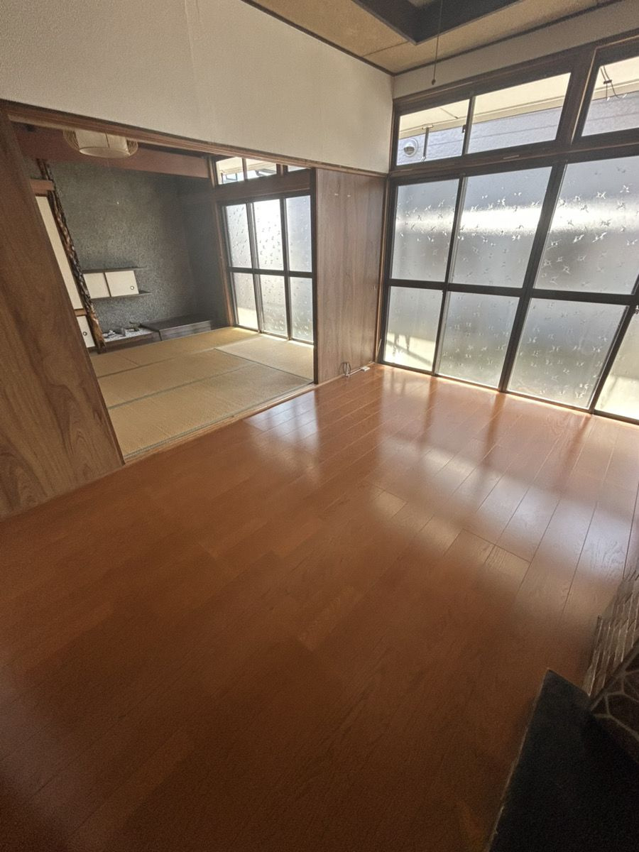 掃き出し窓があるため明るいです。隣の和室とは続き間です。
