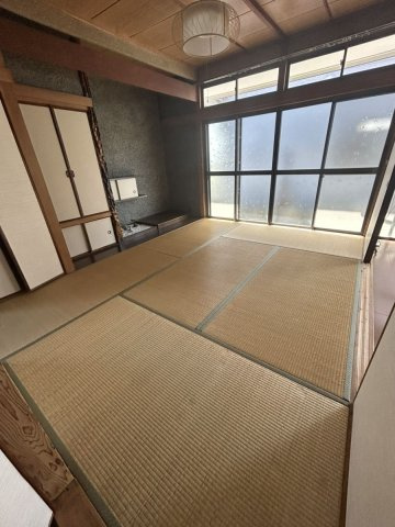 6畳和室にも掃き出し窓があるため、明るく、開放感があります。
