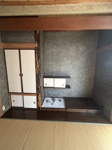 和室6畳には純和風の床の間と仏間があります。