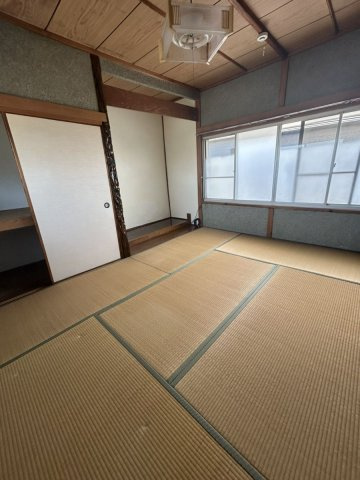 2階6畳和室です。窓があるため、大変明るいです。