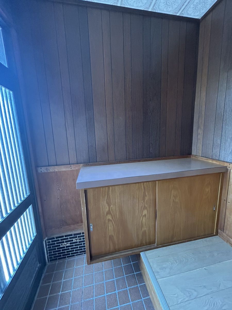 玄関には靴箱がついております。