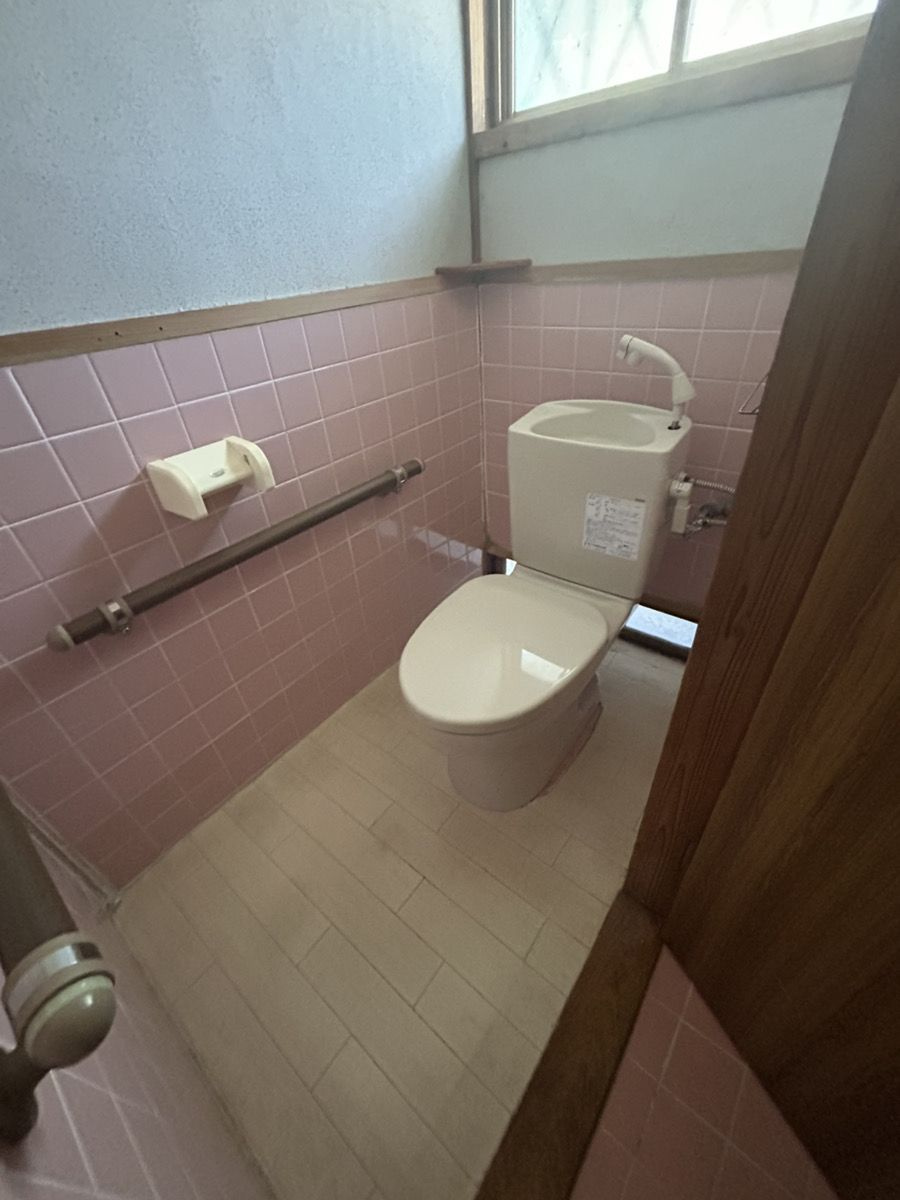 トイレは汲み取りです。窓から光が入ります。