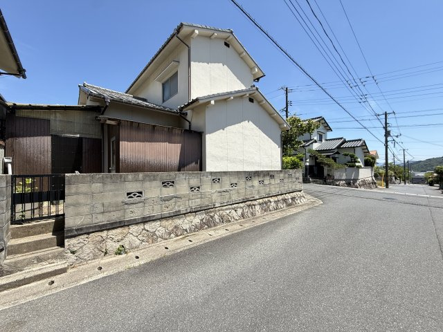 落ち着いた住宅街に位置する趣ある和風戸建です。塀や門構えがしっかりとしており、戸建ならではの重厚感を感じられる外観。前面道路にもゆとりがあり、開放感のある住環境が魅力です。