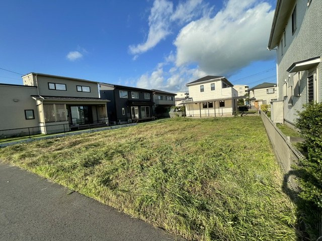およそ70坪の広々とした敷地。整形地なので建物プランを考えやすく、お庭やカースペースも十分な広さを確保することができます。