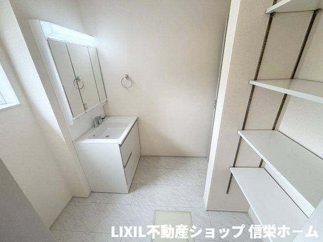 白を基調とした明るい洗面所