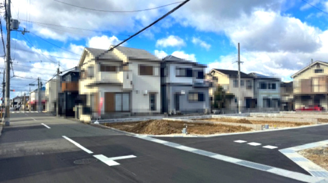 教育施設やお買い物施設などが徒歩圏内に揃った住みよい環境です。（2025年12月26日撮影）