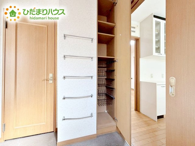 こちらの収納には化粧品や洗面用品類をすっきり整理できます(#^^#)