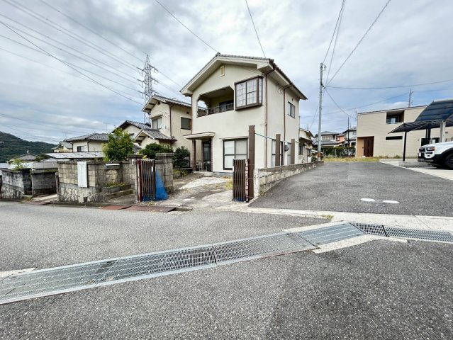 物件前面の道路は周囲の住宅地へつながる落ち着いた道路環境。敷地と道路との位置関係が分かりやすく、現地で車の出入りや周辺の様子を確認できます。周囲には戸建住宅が建ち並び、住宅街らしい穏やかな雰囲気。