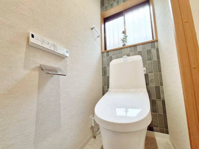 日々の暮らしの質を高める温水洗浄便座付きトイレです。（1F）