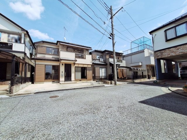 屋根付きベランダを備え、急な雨でも洗濯物が濡れにくく安心して外干しができます。