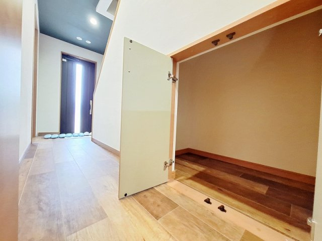 生活動線に配慮された収納付き。洗剤や入浴剤のストックにも使いやすい位置感です。