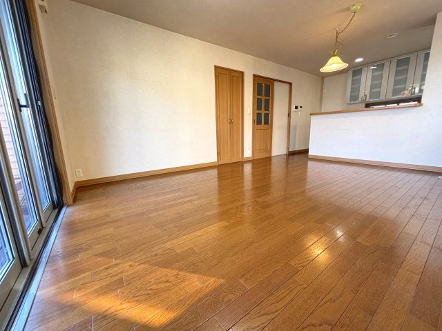 大きな窓を開けると心地よい風が広がるリビングダイニングです。　