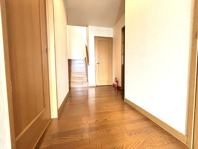 1階のホールは贅沢を感じる広さです。　