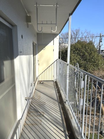 お洗濯物が良く乾きそうな、南向きのワイドバルコニーです。　奥の物置は、レジャー用品の収納に便利です♪