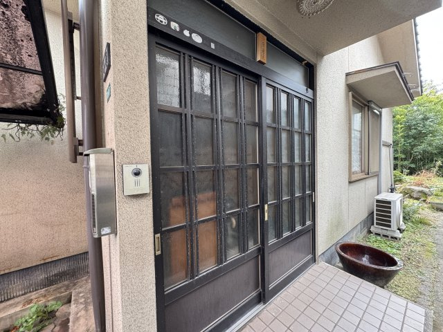 落ち着いた和の趣を感じさせる玄関アプローチ。格子入りの引き戸が重厚感を演出し、住まいの第一印象を上品に彩ります。屋根付きで雨の日でも出入りがしやすく、玄関前にはゆとりあるスペースを確保。