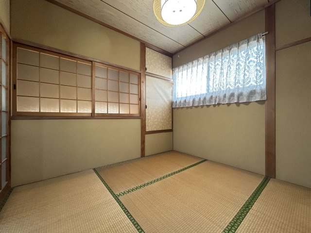 2階の和室です。窓が多く明るいです。隣は洋室になります。　