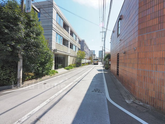 視界が開けていて平坦で歩きやすい前面道路です！車通りも落ち着いているため歩行時も安心感がありますね♪
